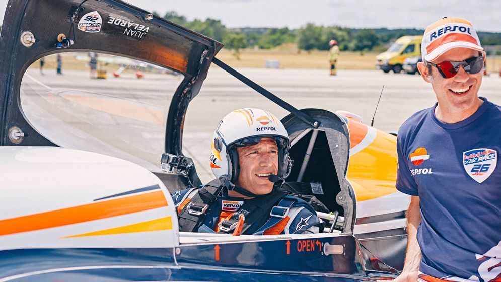 Juan Velarde y Anselmo Gámez en pista antes de despegar