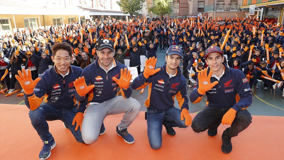 Visita pilotos REPSOL Colegio Sagrada Familia Márque, Pedrosa, Toni Bou y Takahisa Fujinami