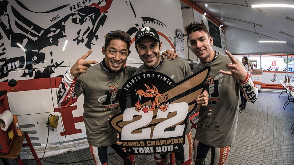 Toni Bou con Takahisa Fujinami y Jaime Busto