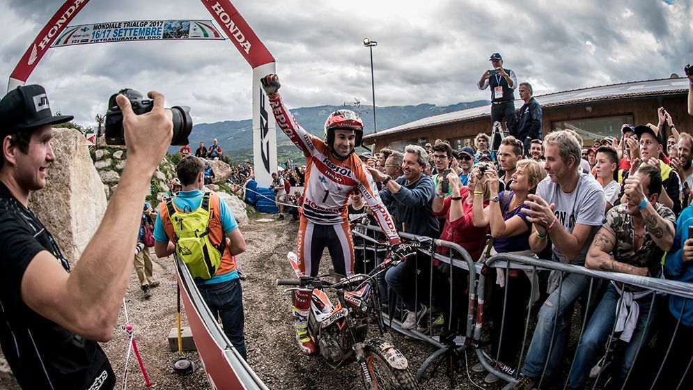 Toni Bou celebrando sobre moto Montesa Honda