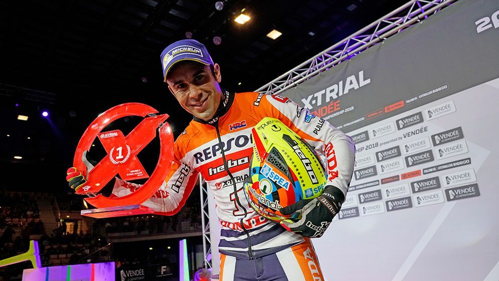 Toni Bou con trofeo en podio indoor