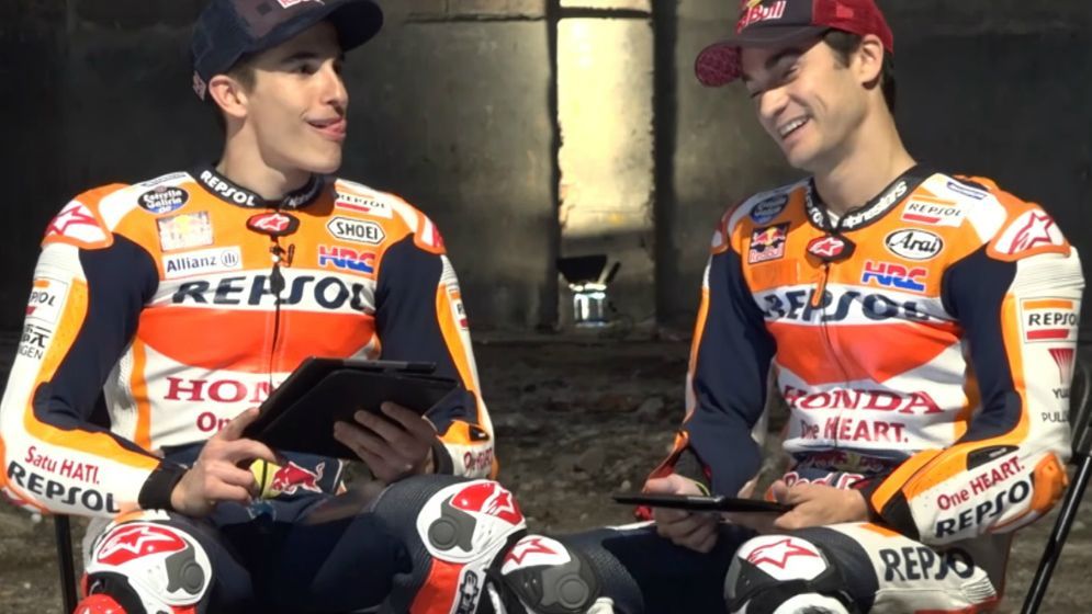 Marc Márquez y Dani Pedrosa sentados