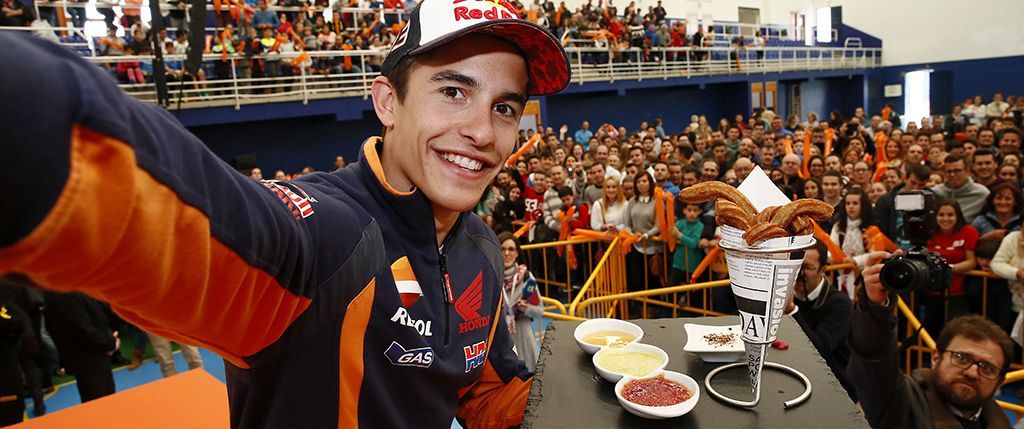 Marc Márquez haciéndose un selfie con churros