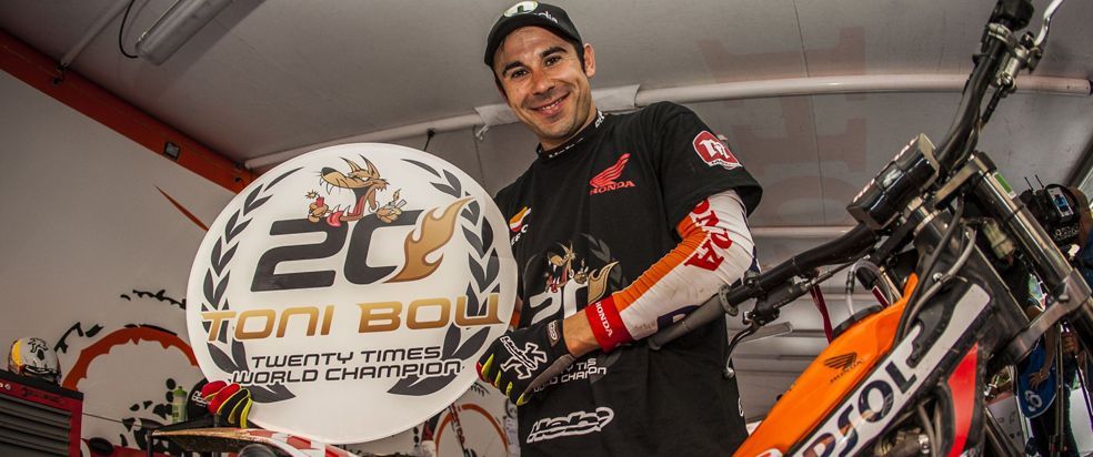 Toni Bou con el emblema de sus 20 mundiales