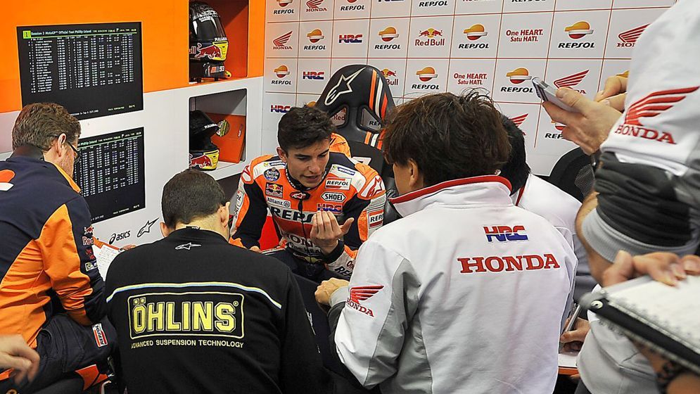 Marc Márquez discutiendo en box