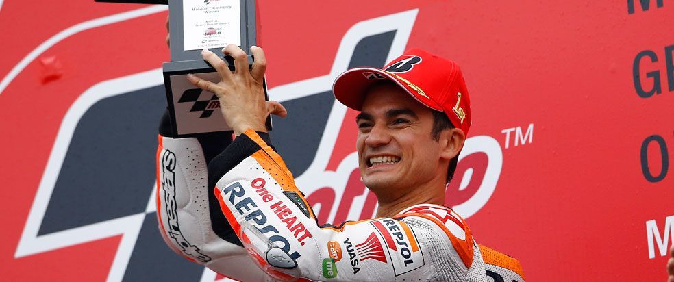 Dani Pedrosa levantando el trofeo de Motegi