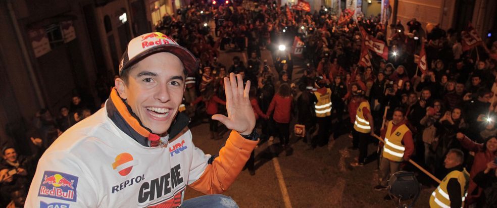 Marc Márquez saluda frente a los fans