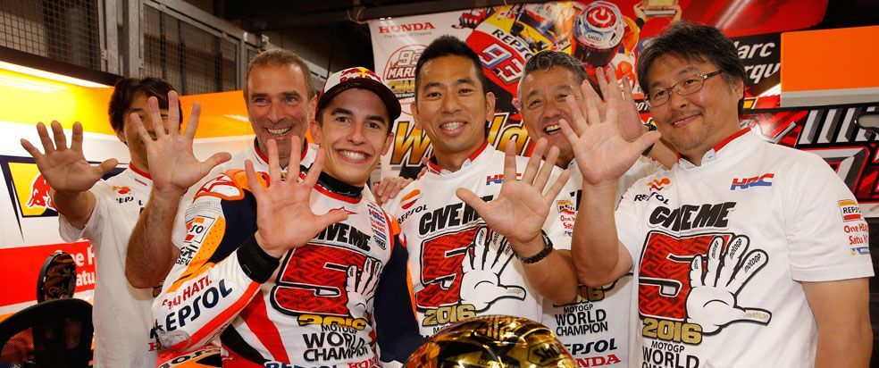 Marc Márquez saluda con la camiseta de Campeón del Mundo