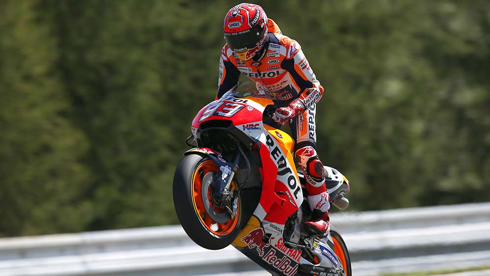 Marc Márquez haciendo caballito