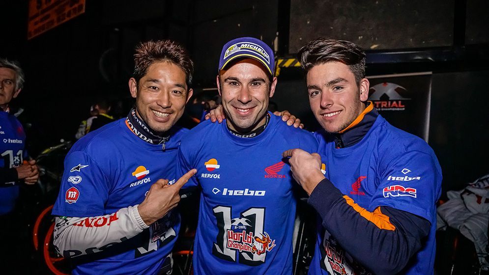 Toni Bou, Takahisa Fujinami y Jaime Busto, con camisetas azules de 11 Mundiales de X-trial