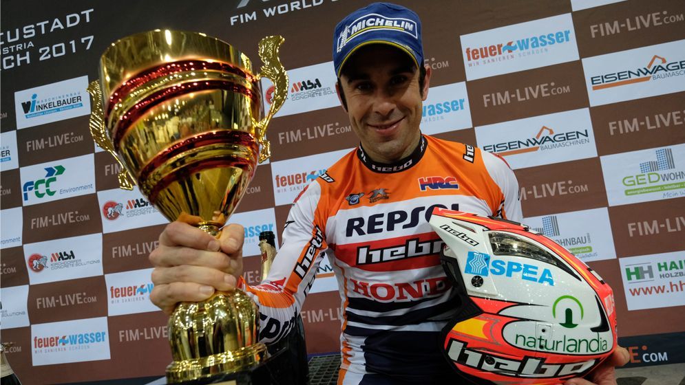 Toni Bou sujetando trofeo