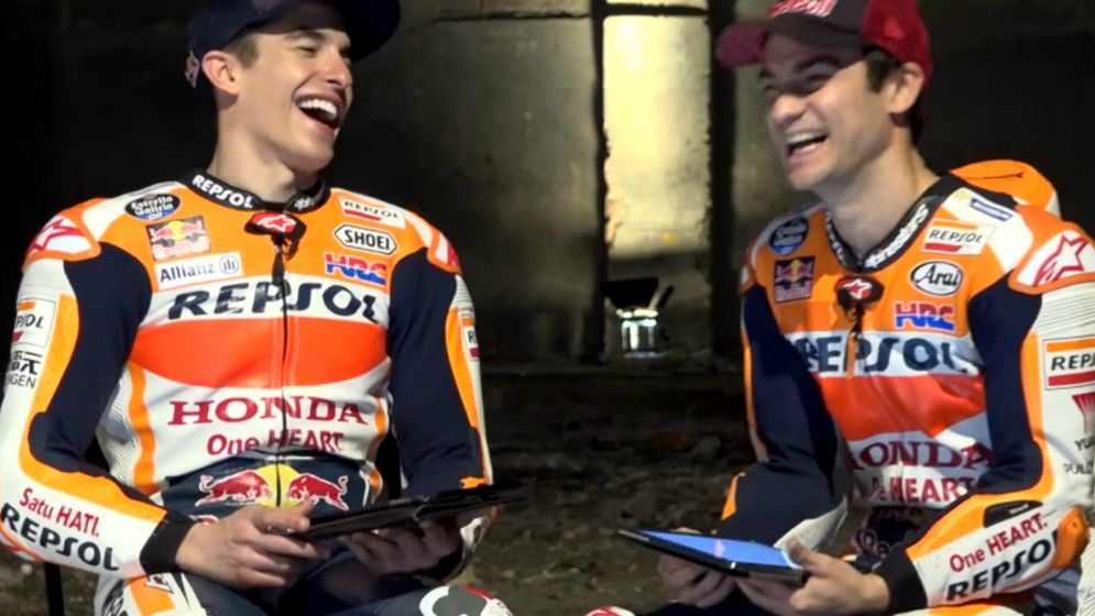 Dani Pedrosa y Marc Márquez riendo con tablets