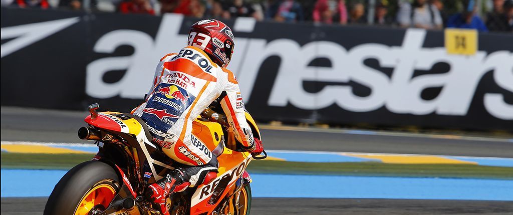 Plano de la espalda de Marc Márquez rodando en la RC213V