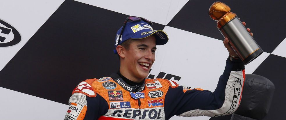 Marc Márquez levantando trofeo en el podio