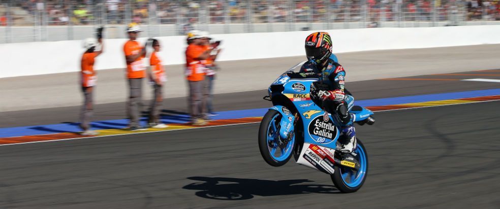 Aron Canet realizando un wheelie al cruzar la meta