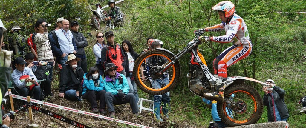 Toni Bou preparado para saltar en recorrido de trial