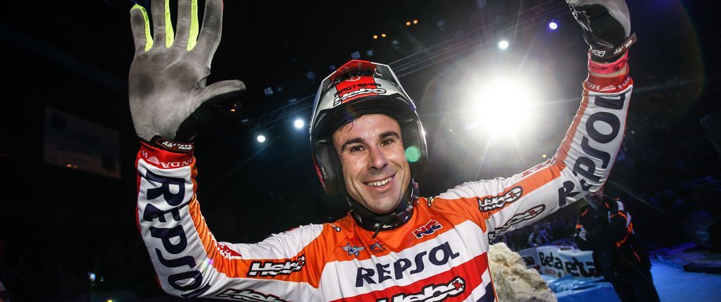 Toni bou celebrando