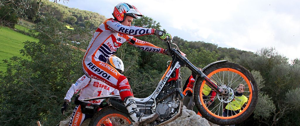 Toni Bou sorteando obstáculo en Trial outdoor