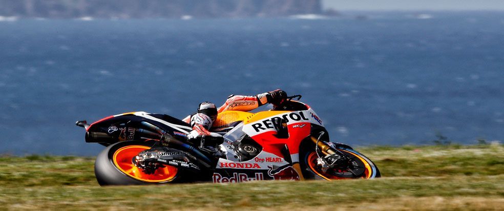 Honda Rc213V rodando junto al mar