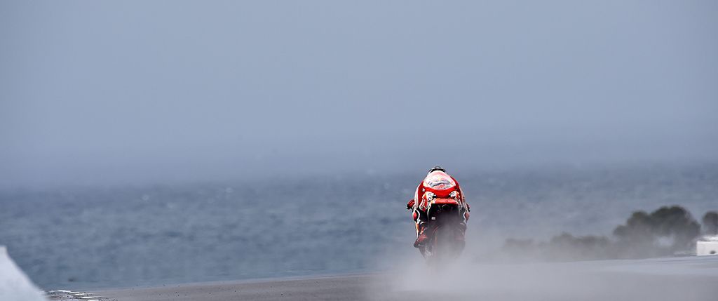 Marc Márquez rodando en mojado