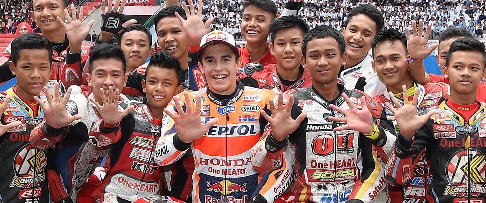 Marc Márquez con fans haciendo el GiveMe5