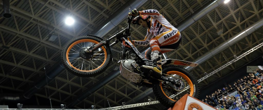 Toni Bou preparado para saltar desde obstáculo en indoor