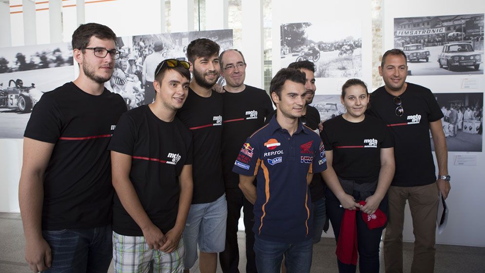 Dani Pedrosa posando con miembros de la organización