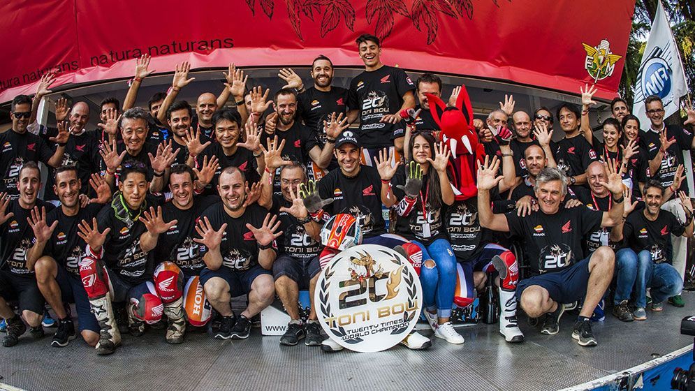 Toni Bou celebrando su 20º mundial con los miembros del equipo