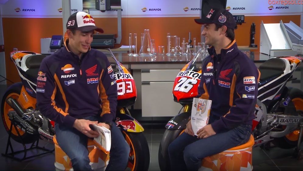 Marc Márquez y Dani Pedrosa frente a sus motos en un laboratorio