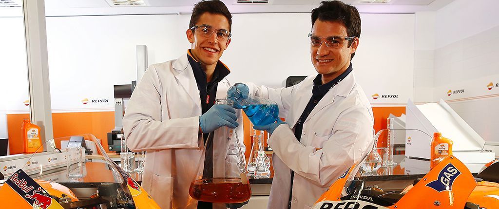 Marc Márquez y Dani Pedrosa realizando un experimento de química