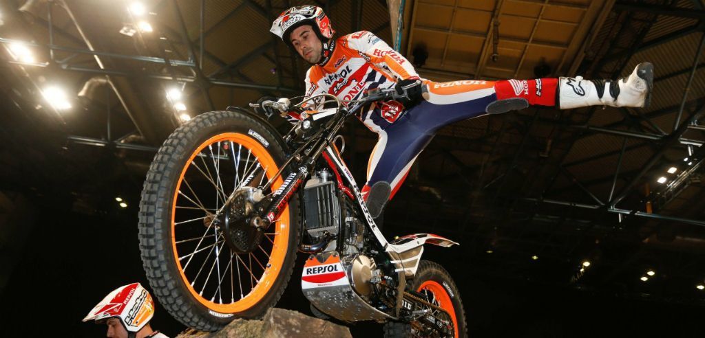 Toni Bou sortenando un obstáculo en el Mundial de X-Trial