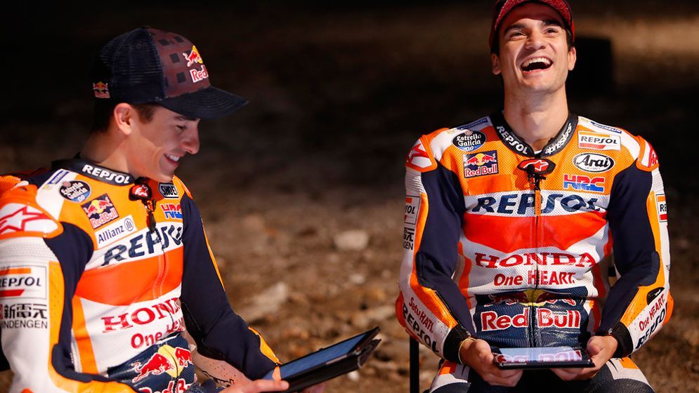 Marc Márquez y Dani Pedrosa sentados riendo