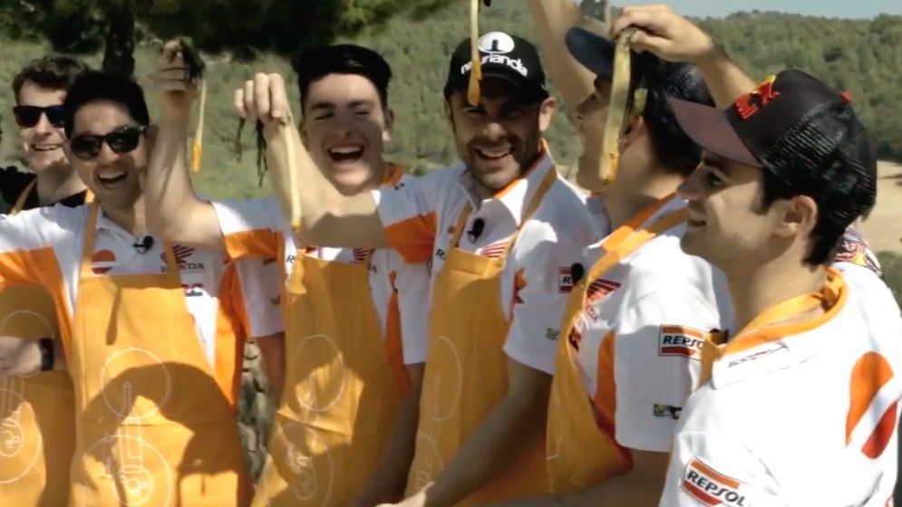 Takahisa Fujinami, Jaime Busto, Toni Bou, Marc márquez y Dani Pedrosa comiendo Calçots