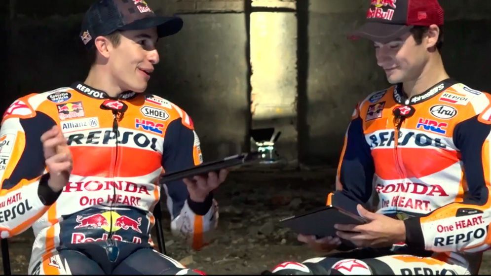 Marc Márquez y Dani Pedrosa riendo sentados