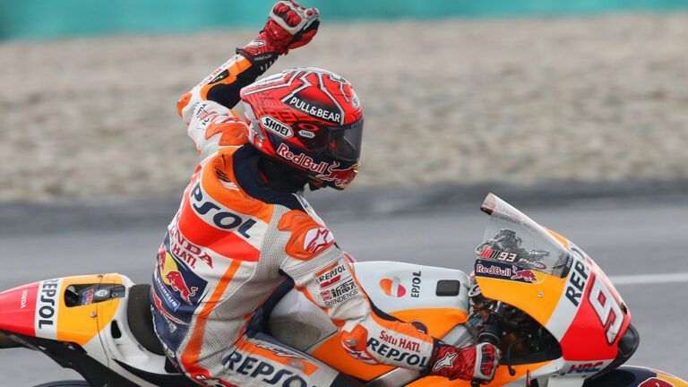 Marc Márquez levanta el puño mientras rueda sobre su Honda RC213V