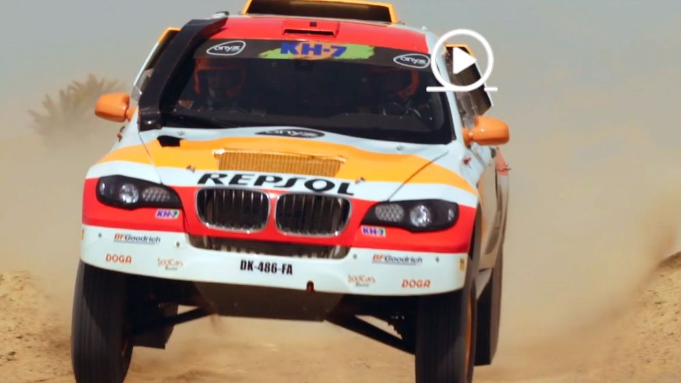 Coche Rally Repsol corriendo en dunas