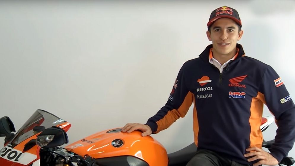 Marc Márquez junto a la CBR1000