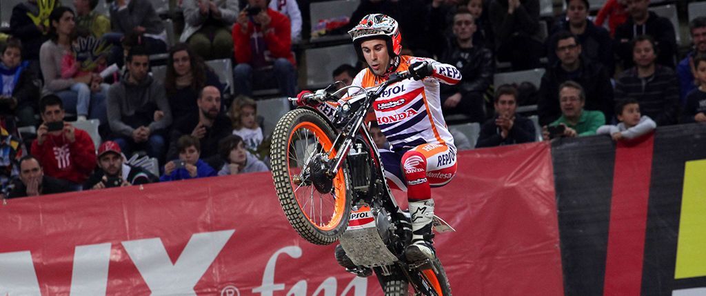 Toni Bou en competición de trial indoor