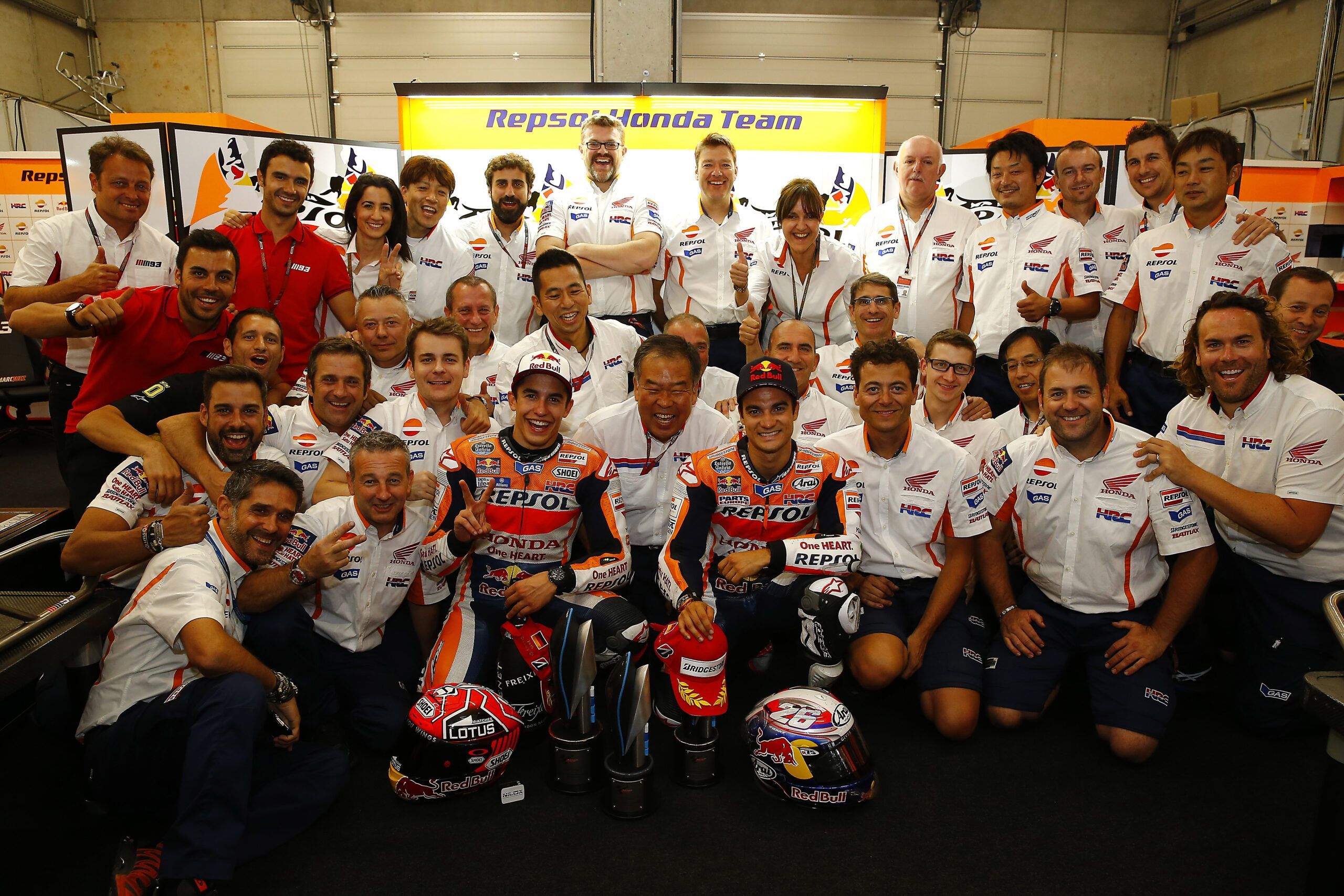 El Equipo Repsol Honda posando en el box en 2015