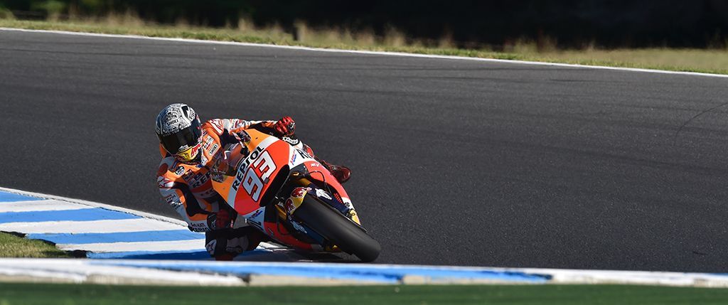 Marc Márquez tomando curva en pista