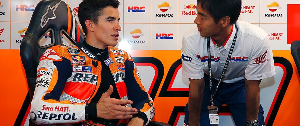 Marc Márquez dando explicaciones al Equipo