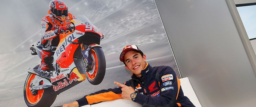 Marc Márquez señala un póster suyo