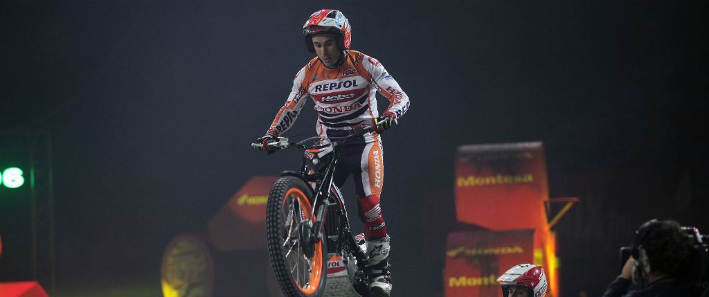 Toni Bou haciendo trial en indoor