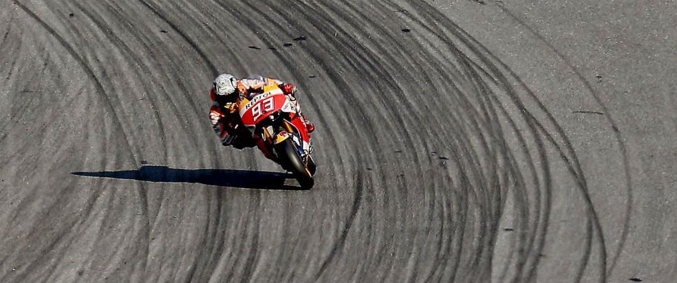 Marc Márquez rodando sobre marcas de neumático