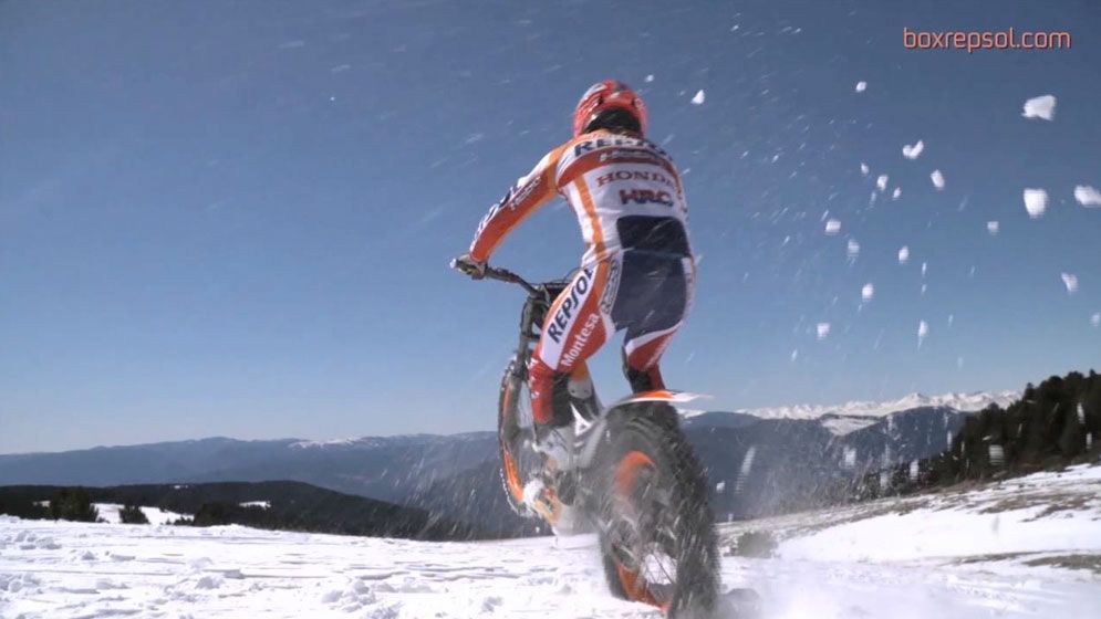 Toni Bou pilotando en la nieve