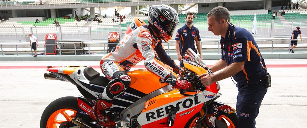 Marc Márquez con técnicos en pit lane