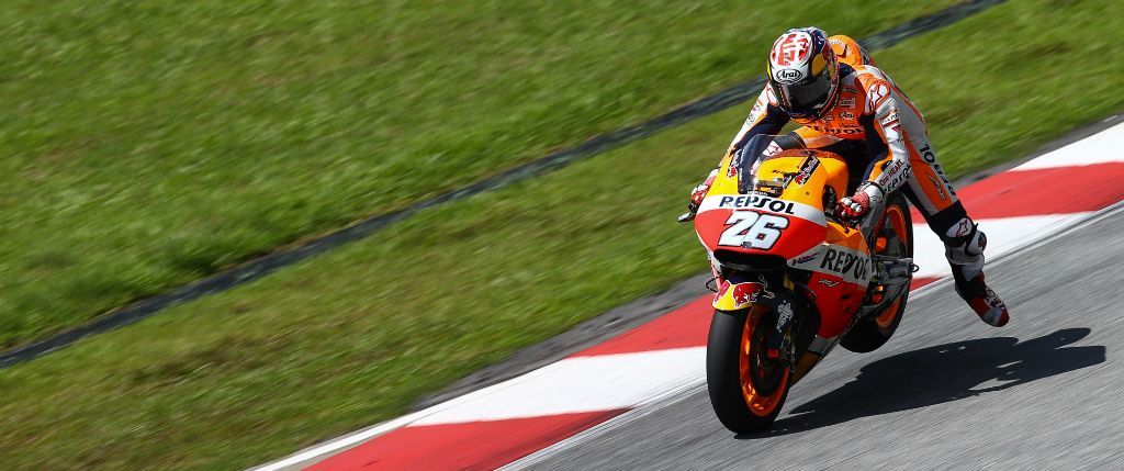 Dani Pedrosa, piloto del Equipo Repsol Honda frenando y levantando la rueda trasera