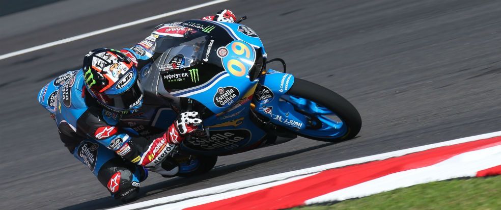 Jorge Navarro tomando curva en Moto3