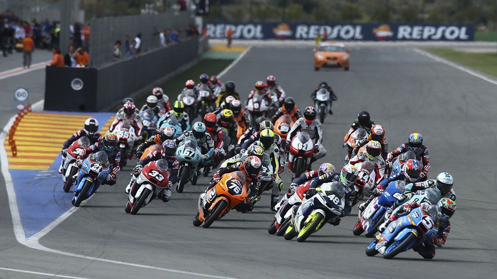 Pilotos de Moto3 del FIM CEV Repsol tomando la primera curva de Valencia