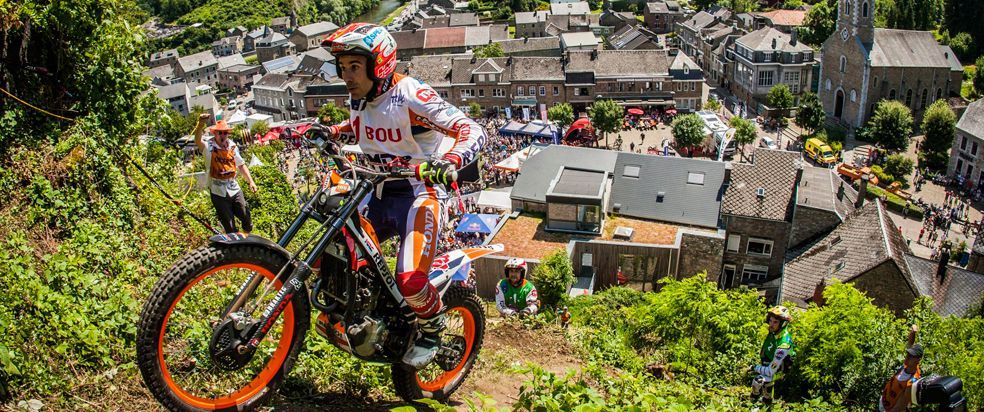 Toni Bou montando la honda montesa por camino de tierra